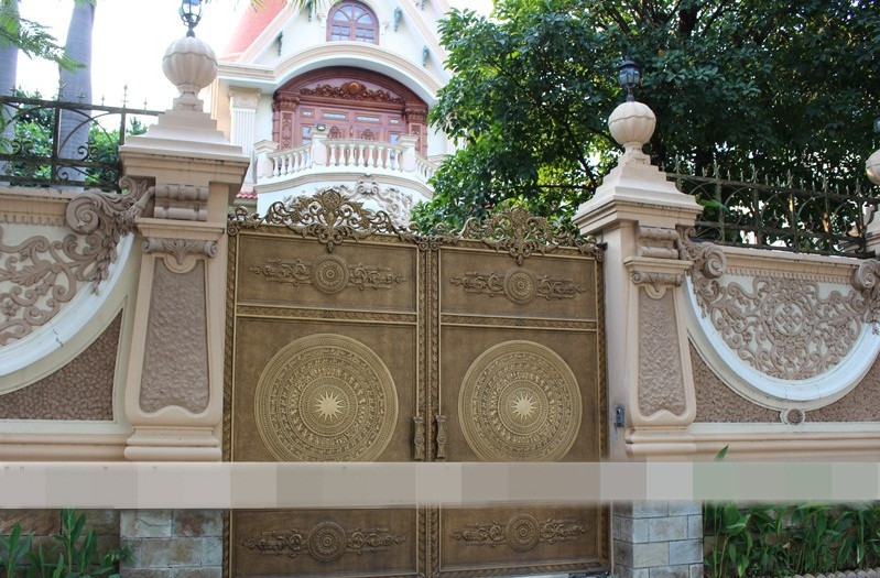 Hoa văn trống đồng kết hợp kiến trúc cổ điển làm tăng vẻ uy nghiêm, bề thế của cánh cổng. Ảnh: Khonggiandep.