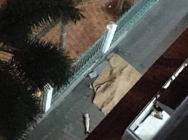 Thi thể nạn nhân ở bên trong khuôn viên ĐH Công nghiệp TP.HCM.