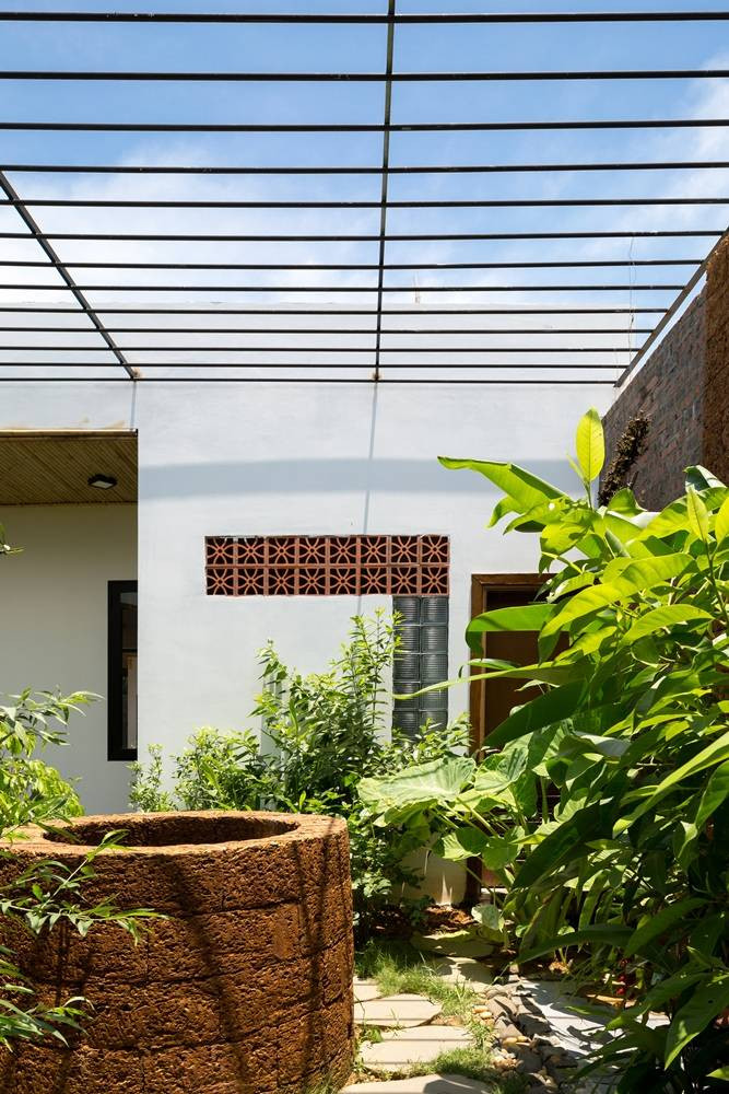 Giếng nước được tạo bởi đá ong mang nét đẹp cổ điển. Ảnh: Dế house.