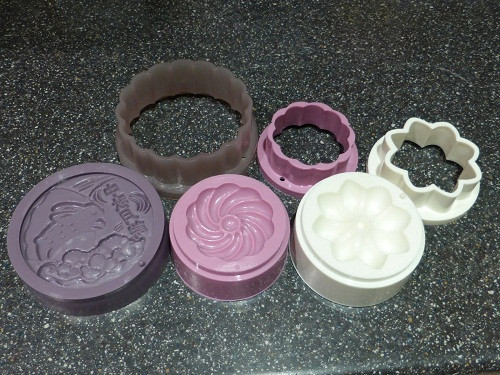 Loại khuôn này được các cửa hàng rao bán từ 170.000 - 400.000 đồng/bộ. Ảnh: FB Siro Kitchen.