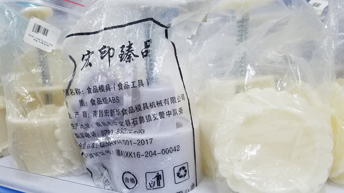Theo một số người bán, khuôn bánh trung thu Singapore là sản phẩm bán chạy nhất của các shop bán đồ làm bánh trung thu năm nay. Ảnh: Dân Việt.