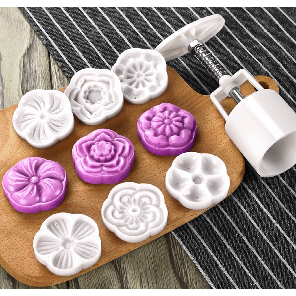 Khuôn gồm phần đế và phần tạo mặt bánh. Ảnh: Shopee.