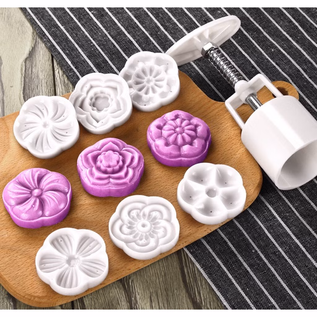 Khuôn gồm phần đế và phần tạo mặt bánh. Ảnh: Shopee.