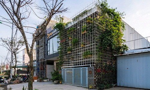 Xây dựng trên hiện trạng kết cấu có sẵn của nhà xưởng, thử thách đặt ra với nhóm KTS là tái tạo không gian sống tiện nghi, gần gũi thiên nhiên và chi phí xây dựng thấp.