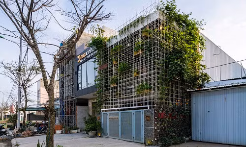 Xây dựng trên hiện trạng kết cấu có sẵn của nhà xưởng, thử thách đặt ra với nhóm KTS là tái tạo không gian sống tiện nghi, gần gũi thiên nhiên và chi phí xây dựng thấp.