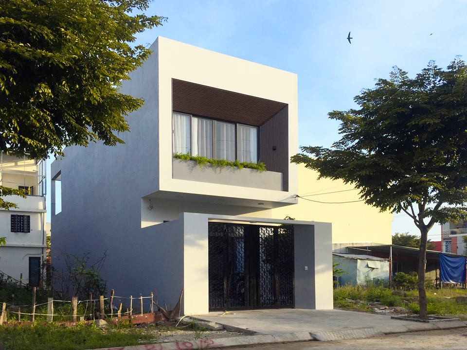 Trên diện tích 5x20m, ngôi nhà 2 tầng là sự pha trộn của phong cách Scandinavian đơn giản, tính tế và nội thất công nghiệp (Industrial).