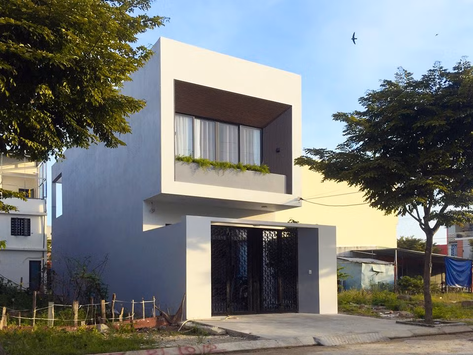 Trên diện tích 5x20m, ngôi nhà 2 tầng là sự pha trộn của phong cách Scandinavian đơn giản, tính tế và nội thất công nghiệp (Industrial).