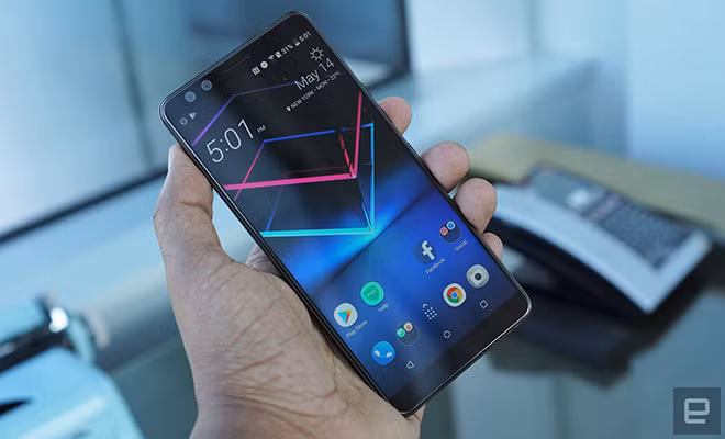 HTC U12+ duy trì thiết kế nói không với notch.