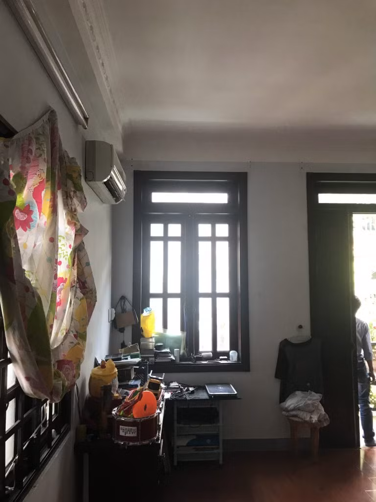 Trước khi cải tạo, phòng khách nhà cũ có nhiều cửa sổ nhưng vẫn tạo cảm giác chật chội, không thoáng đãng.