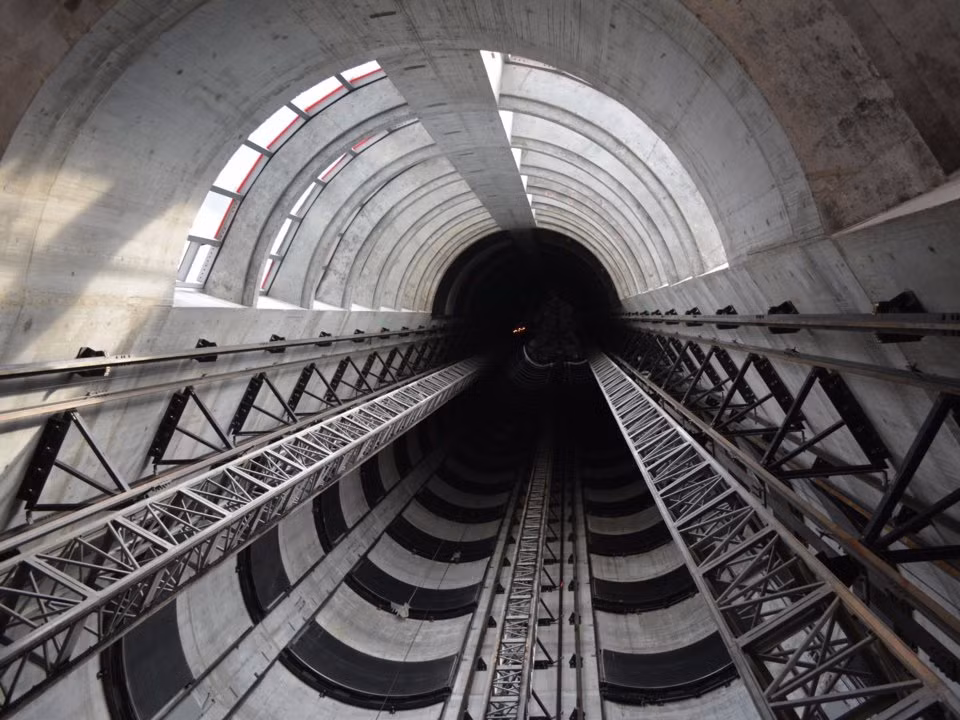 Tòa tháp Porsche Design Tower có 3 buồng thang máy để chuyển xe lên cao. Mỗi buồng đều có vách kính xung quanh.