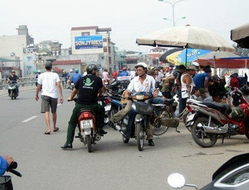 Người bán và người mua tràn cả lòng đường. Ảnh: Vietnamnet.