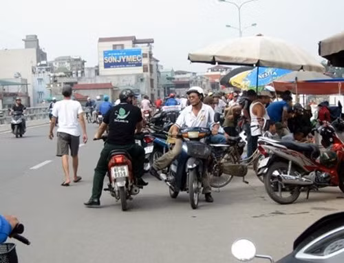 Người bán và người mua tràn cả lòng đường. Ảnh: Vietnamnet.