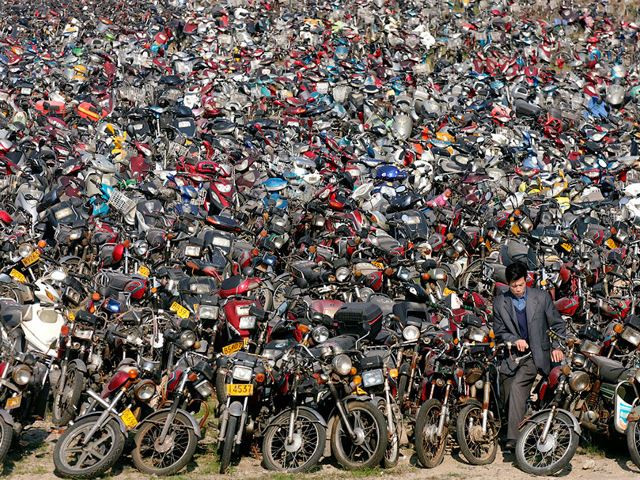 Một bãi phế liệu xe máy tại Trung Quốc. Ảnh: Aylesbury Panelcraft.