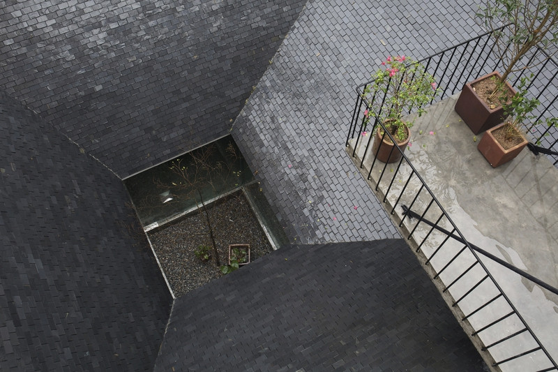 Nhìn từ trên cao, phần mái nhà được thiết kế tựa như một chiếc phễu. Nguồn ảnh: HoangLe.