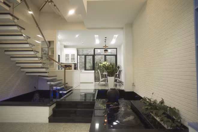 Điểm nhấn ở tầng 1 là hồ cá Koi đẹp mắt.