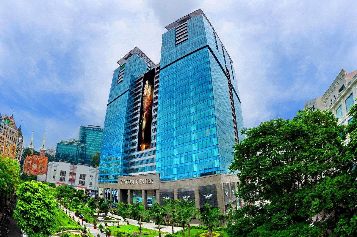 Khởi công và xây dựng trong 22 tháng, Vincom Center (Đồng Khởi, quận 1) cao 26 tầng và 6 tầng hầm trên diện tích 7.371 m2 được xem là tòa nhà “xanh” và tiết kiệm năng lượng đầu tiên của TP HCM. Ảnh: Youtube.