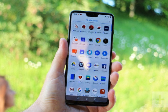 Ngoài ra, camera của máy có thể quay video 4K ở tốc độ 60 khung hình/giây, ngang ngửa với Galaxy S9 và iPhone X. Bên cạnh đó máy còn tích hợp cả ứng dụng chỉnh sửa video mới với các tính năng như thêm bộ lọc và nhạc nền.