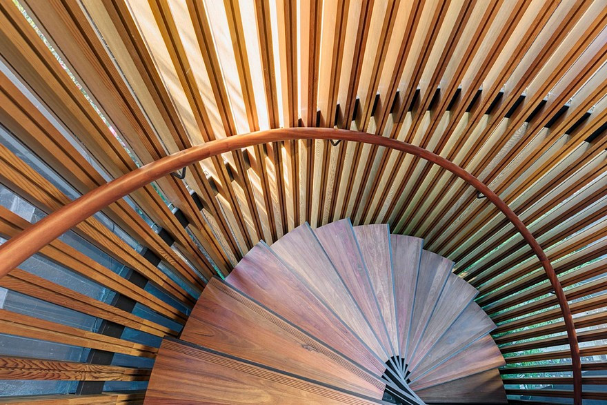 Cầu thang gỗ xoắn ốc vừa giúp tăng tính thẩm mỹ vừa tối đa hóa không gian ngôi nhà.