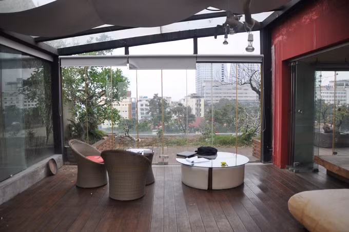 Nằm trên tầng 10 trên con phố Trần Xuân Soạn (quận Hai Bà Trưng, Hà Nội), căn hộ rộng 112m2 đã xuống cấp sau một thời gian sử dụng.