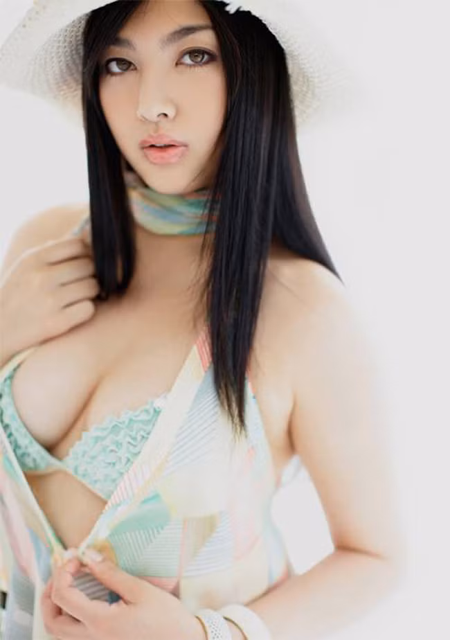 Đáng chú ý hơn, cô kết hôn với một người đàn ông hơn 24 tuổi vào tháng 10.2012.