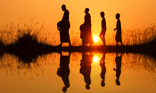 Đời người vì để tâm mà đau khổ, vì hoài nghi mà tổn thương, nếu biết coi nhẹ sẽ vui vẻ, hạnh phúc. Ảnh dẫn theo pinterest.com