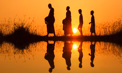 Đời người vì để tâm mà đau khổ, vì hoài nghi mà tổn thương, nếu biết coi nhẹ sẽ vui vẻ, hạnh phúc. Ảnh dẫn theo pinterest.com