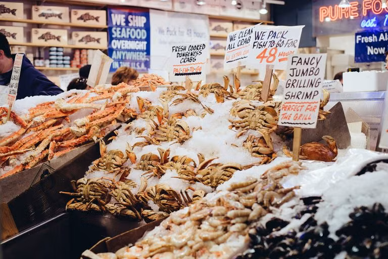 Chợ Pike Place, Seattle có chiều dài lịch sử hơn 100 năm và là chợ thủy sản lớn nhất bang Washington (Mỹ). Ảnh: Defineandcapture.