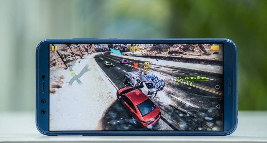 Đặc biệt phiên bản màu xanh dương của Honor 9 Lite rất nổi bật và được đánh giá là chiếc điện thoại tầm trung có thiết kế mặt kính đẹp nhất hiện nay. Máy sở hữu màn hình 5,65 inch, độ phân giải Full HD+ với tỷ lệ màn hình 18:9 cùng thiết kế viền mỏng theo trào lưu hiện nay.