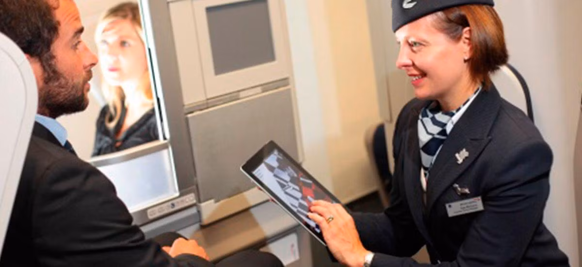 Ipad và sách là người bạn không thể thiếu đối với bất kỳ tiếp viên hàng không nào. Chúng vừa là dụng cụ giải trí, vừa là nguồn tri thức. Ảnh: James Good.