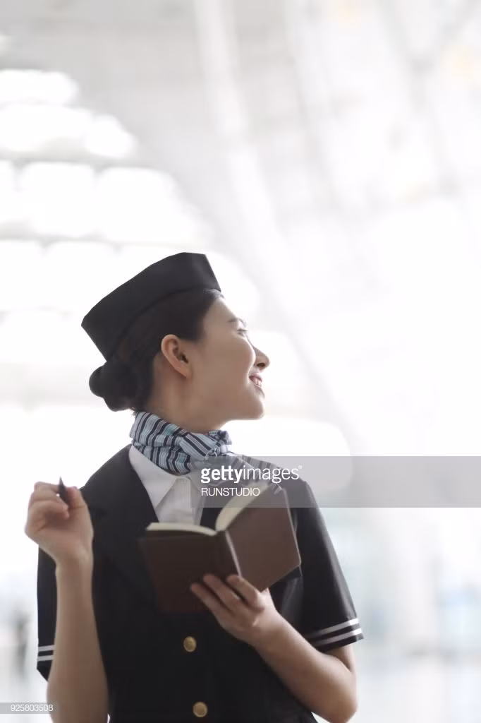 Để không bị quá tải với thời gian biểu bận rộn, các tiếp viên không quên mang theo cuốn sổ tay. Họ sẽ lên danh sách các công việc phải làm, nhấn mạnh các kế hoạch, mục tiêu. Ảnh: Getty Image.