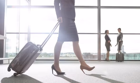 Các nữ tiếp viên hàng không thường xuyên mang theo hai đôi giày. Một đôi giày cao gót để tạo dáng và một đôi giày bệt thoải mái. Ảnh: Daily Express.