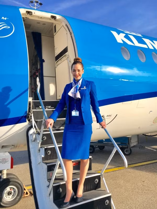 Ngoài việc uống nhiều nước, các tiếp viên hàng không luôn mang theo kem dưỡng ẩm và dùng ít nhất 2 lần một ngày để giữ làn da căng bóng. Ảnh: Wander-Lust.