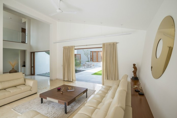 Phòng khách thiết kế mở thoáng đãng, nhìn ra sân chung.