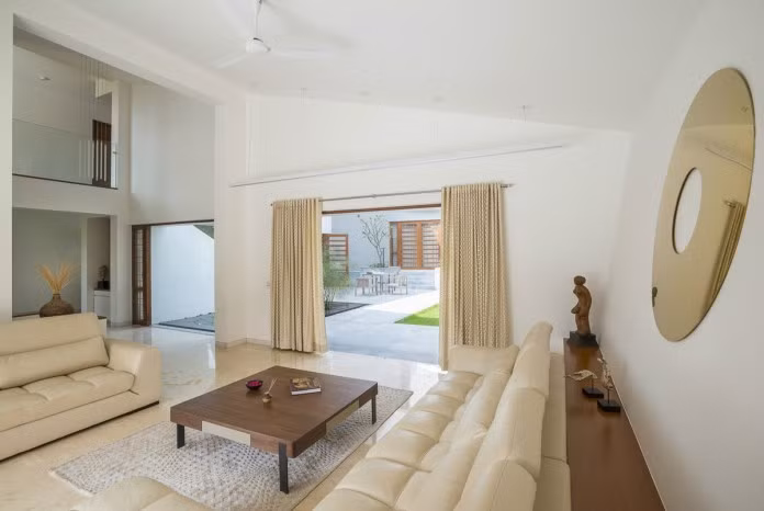 Phòng khách thiết kế mở thoáng đãng, nhìn ra sân chung.