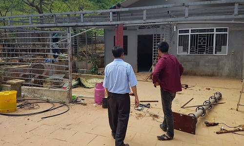 Căn nhà của trùm ma túy Nguyễn Văn Thuận (34 tuổi, tức Thuận Chuột, Thổ, quê ở huyện Thanh Liêm, tỉnh Hà Nam) nằm trên một quả đồi thấp ở bản Tà Dê, xã Lóng Luông, huyện Vân Hồ, Sơn La.