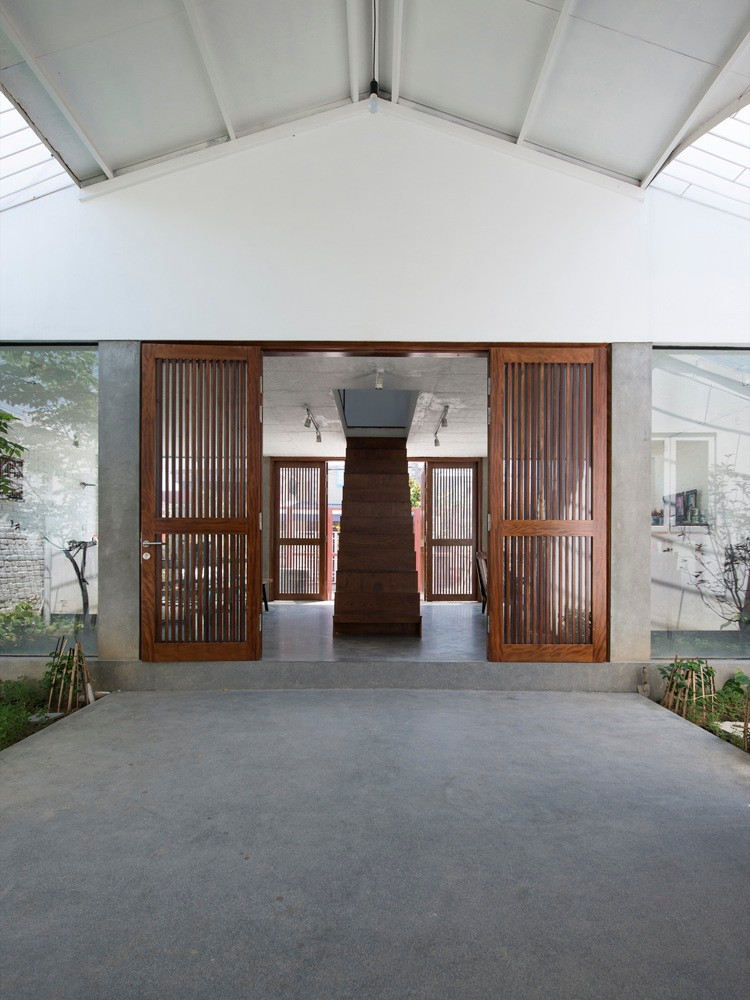 Tọa lạc ở ngoại ô thành phố biển Hải Phòng, ngôi nhà khiến nhiều người chú ý bởi cầu thang bố trí ngay lối vào cửa chính.