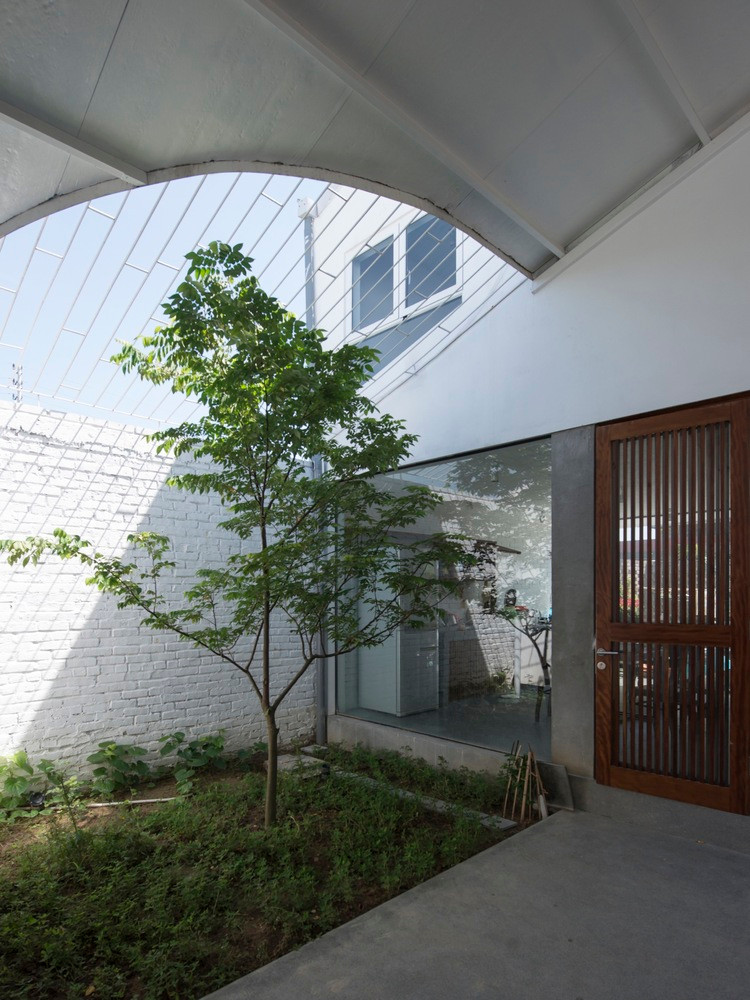 Điểm nhấn của công trình là mọi không gian sinh hoạt đều đi qua và tiếp xúc với sân trong.