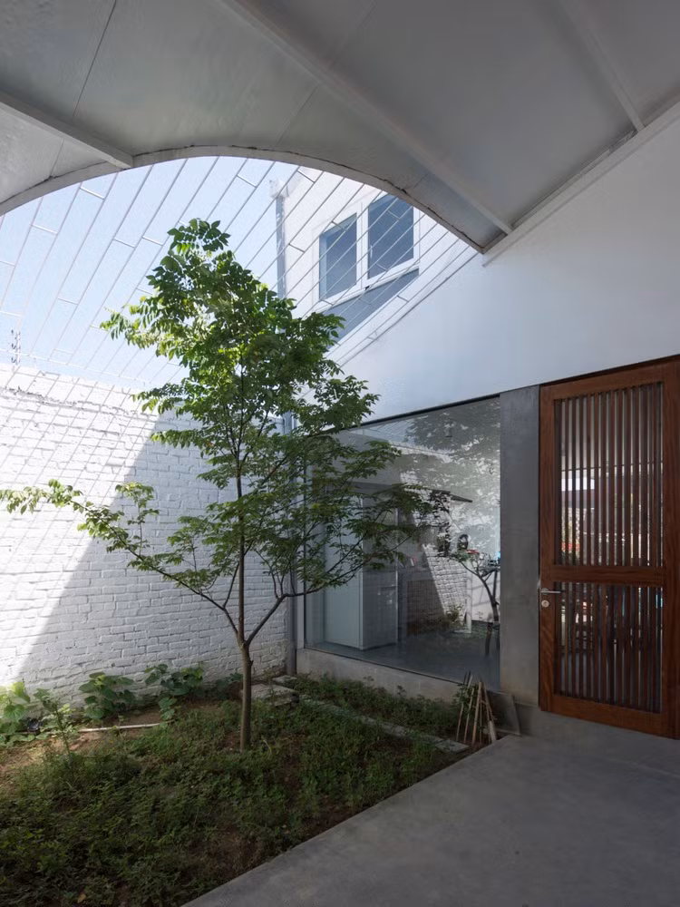 Điểm nhấn của công trình là mọi không gian sinh hoạt đều đi qua và tiếp xúc với sân trong.