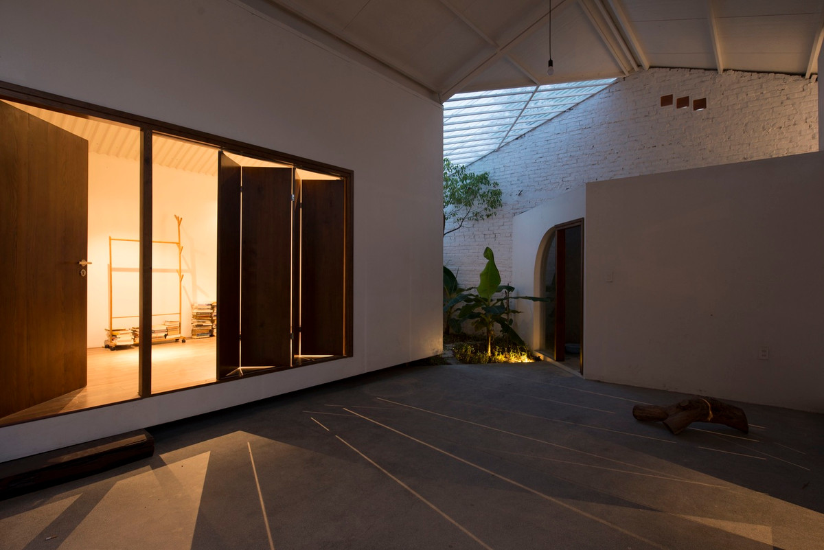 Ngoài các không gian đáp ứng nhu cầu sử dụng hiện tại, ngôi nhà còn nhiều khoảng dự trữ cho nhu cầu mở rộng, cơi nới khi cần thiết.