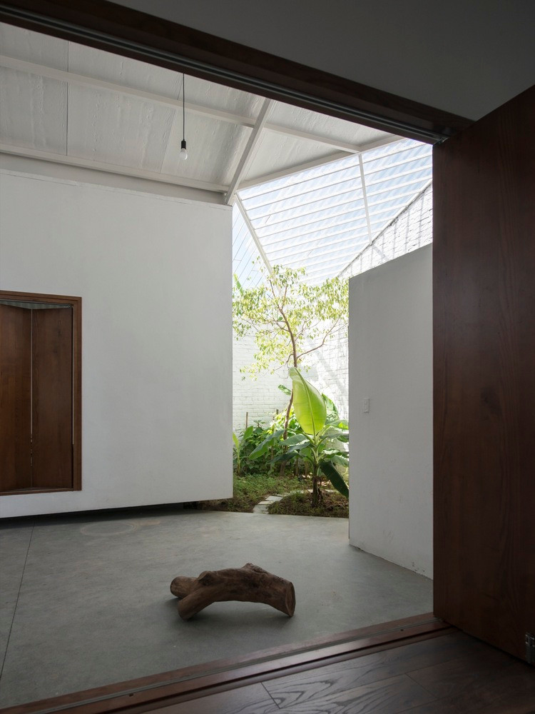 Chỉ có chủ nhân và mẹ sống nên yêu cầu đặt ra khi thiết kế nhà là một không gian sống đơn giản, người ở có thể kết nối giao tiếp dễ dàng.