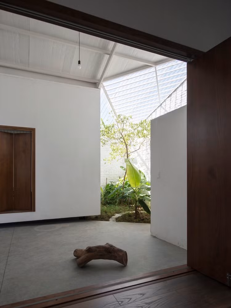 Chỉ có chủ nhân và mẹ sống nên yêu cầu đặt ra khi thiết kế nhà là một không gian sống đơn giản, người ở có thể kết nối giao tiếp dễ dàng.