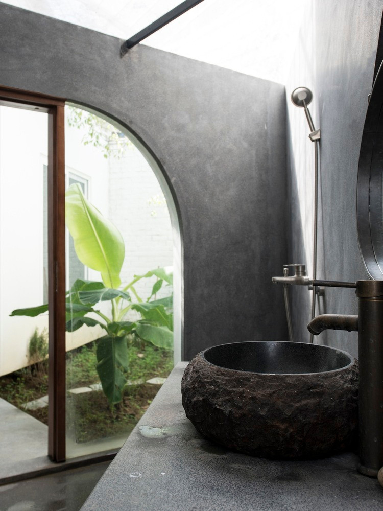 Phòng tắm thiết kế mở gần gũi thiên nhiên.