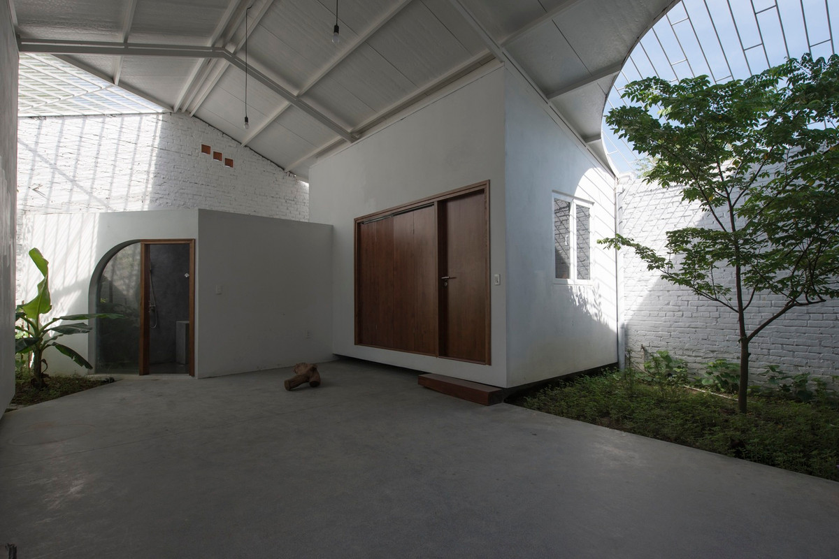 Không chỉ là không gian sinh hoạt chung, sân trong còn giúp điều hòa không khí cho toàn bộ ngôi nhà.