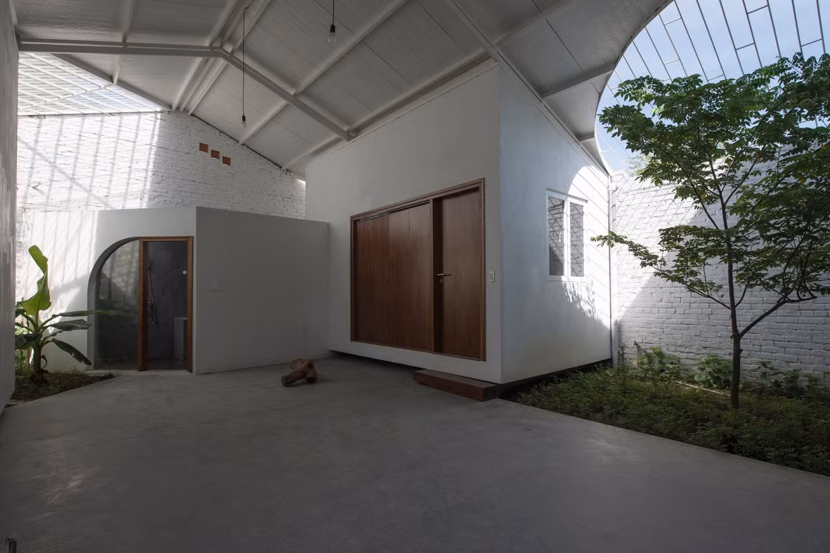 Không chỉ là không gian sinh hoạt chung, sân trong còn giúp điều hòa không khí cho toàn bộ ngôi nhà.