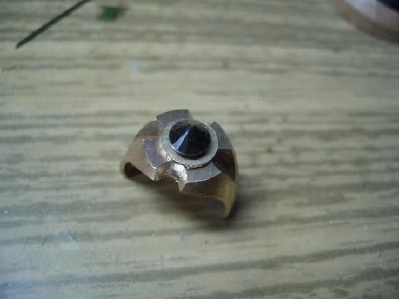 Gắn thêm chi tiết mới và đá quý.