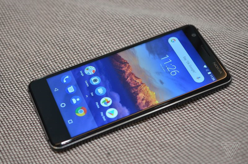 Máy bán ra với các màu đen/đồng, đen/chrome và trắng/sắt, lên kệ từ tháng 6 với giá bán lẻ 160 USD.