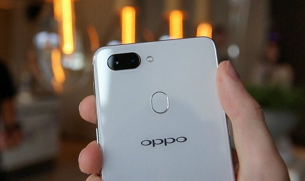 Đầu đọc dấu vân tay nằm ở trung tâm thân máy và Oppo đã quyết định giữ chúng nằm ở mặt sau của điện thoại chứ không tích hợp trực tiếp vào màn hình như Vivo X21.