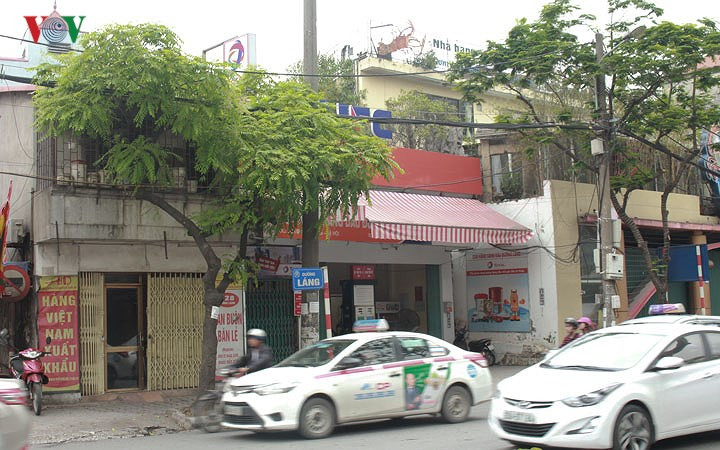 Tuyến đường Láng chỉ dài gần 3km, nhưng có đến 3 - 4 cây xăng đang hoạt động, cây xăng được xây dựng nằm sát nhà dân, nhiều nơi chỉ được ngăn cách bằng 1 bức tường, khiến người dân khó chịu với mùi xăng nồng nặc.