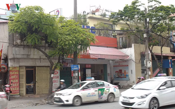 Tuyến đường Láng chỉ dài gần 3km, nhưng có đến 3 - 4 cây xăng đang hoạt động, cây xăng được xây dựng nằm sát nhà dân, nhiều nơi chỉ được ngăn cách bằng 1 bức tường, khiến người dân khó chịu với mùi xăng nồng nặc.