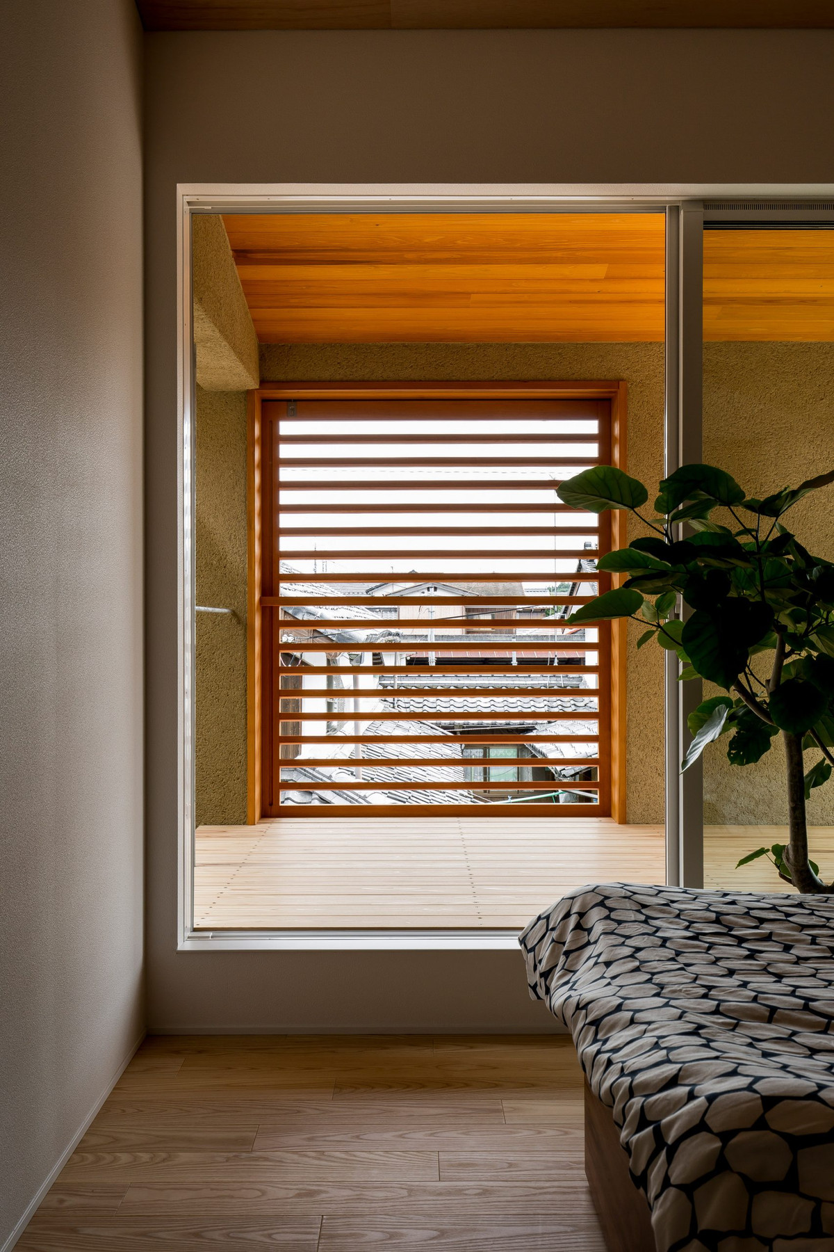 Phòng ngủ chính có cửa lớn mở ra ban công thoáng mát.